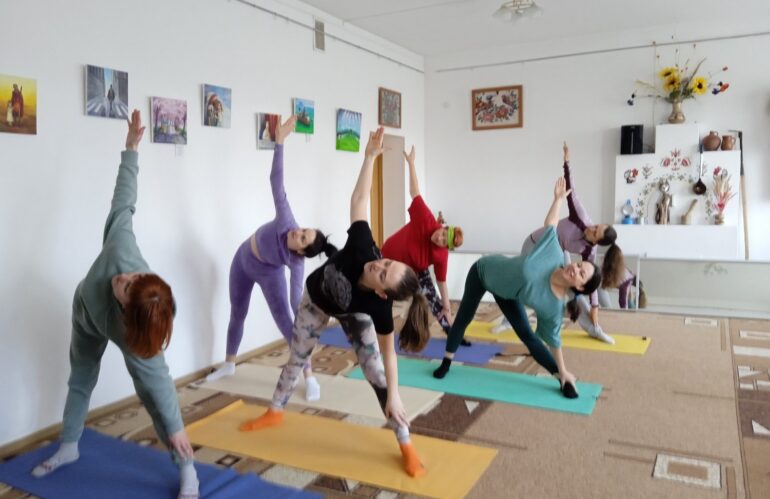 Запрошуємо Вас до нашого центру “Йога Терапії” для дорослих та дітей.