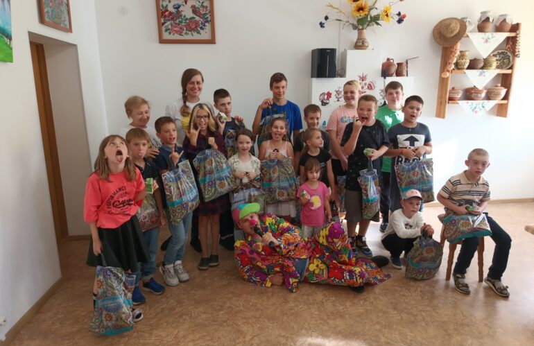 Діяльність “МАЙБУТТЯ” (10.2023) Привітання діток з початком навчального року.