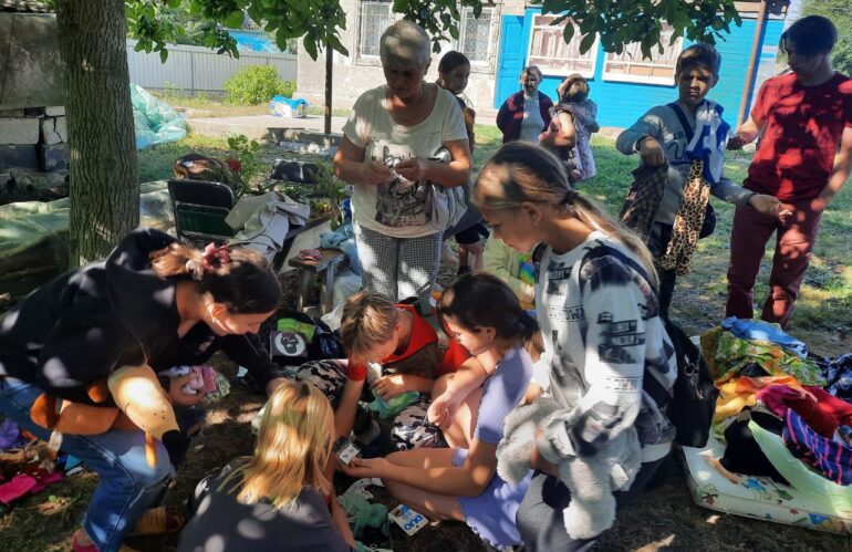 Діяльність “МАЙБУТТЯ” (10.2023) Передача гуманітарної допомоги біженцям з зони бойових дій.