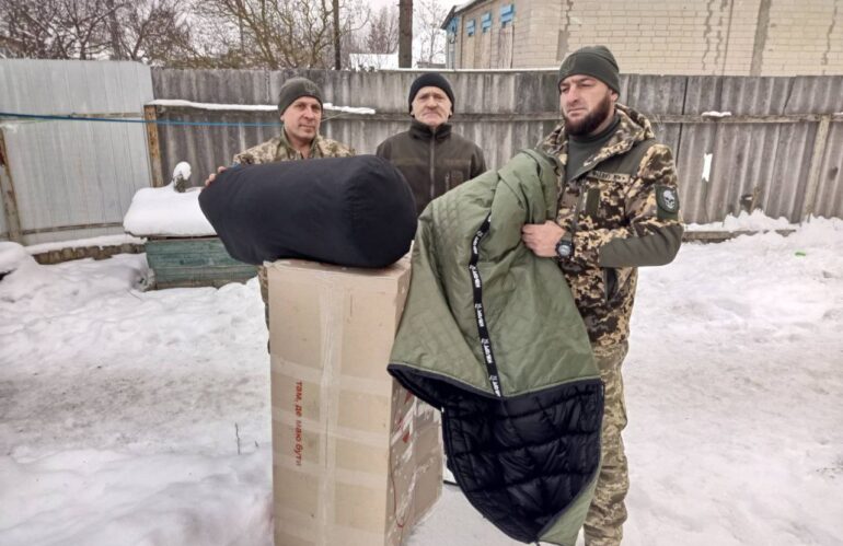 Діяльність “МАЙБУТТЯ” (12.2023) Передача спальних мішків для 30-ї бригади.